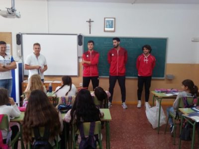 El equipo comparte experiencias con los más pequeños en varios colegios de Villarrobledo